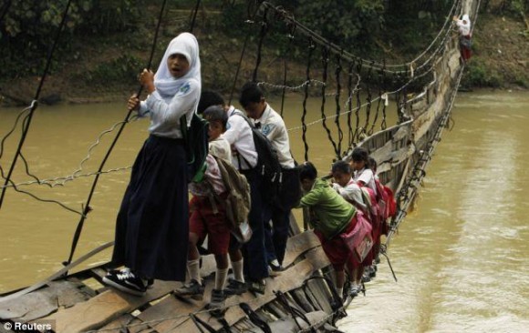 เด็กนักเรียนอินโดฯปีนข้ามสะพานเสี่ยงชีวิตเดินทางไปโรงเรียน