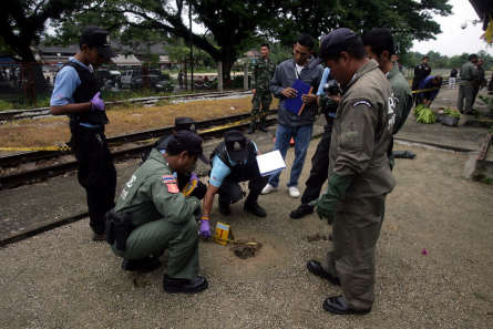 นราฯเดือดคนร้ายยิงถล่มชาวบ้าน-ซุ่มระเบิดทหาร-ปลัด 